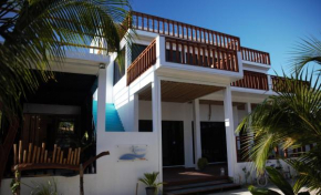 Room in BB - Master Suite Family Room with views to the lagoon and Indian Ocean